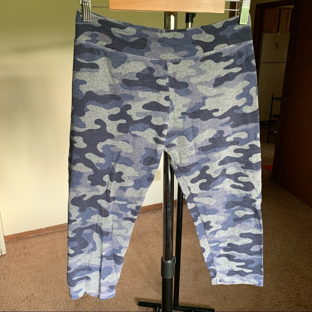 Evereve Sundry Camo Cropped Capri Leggings